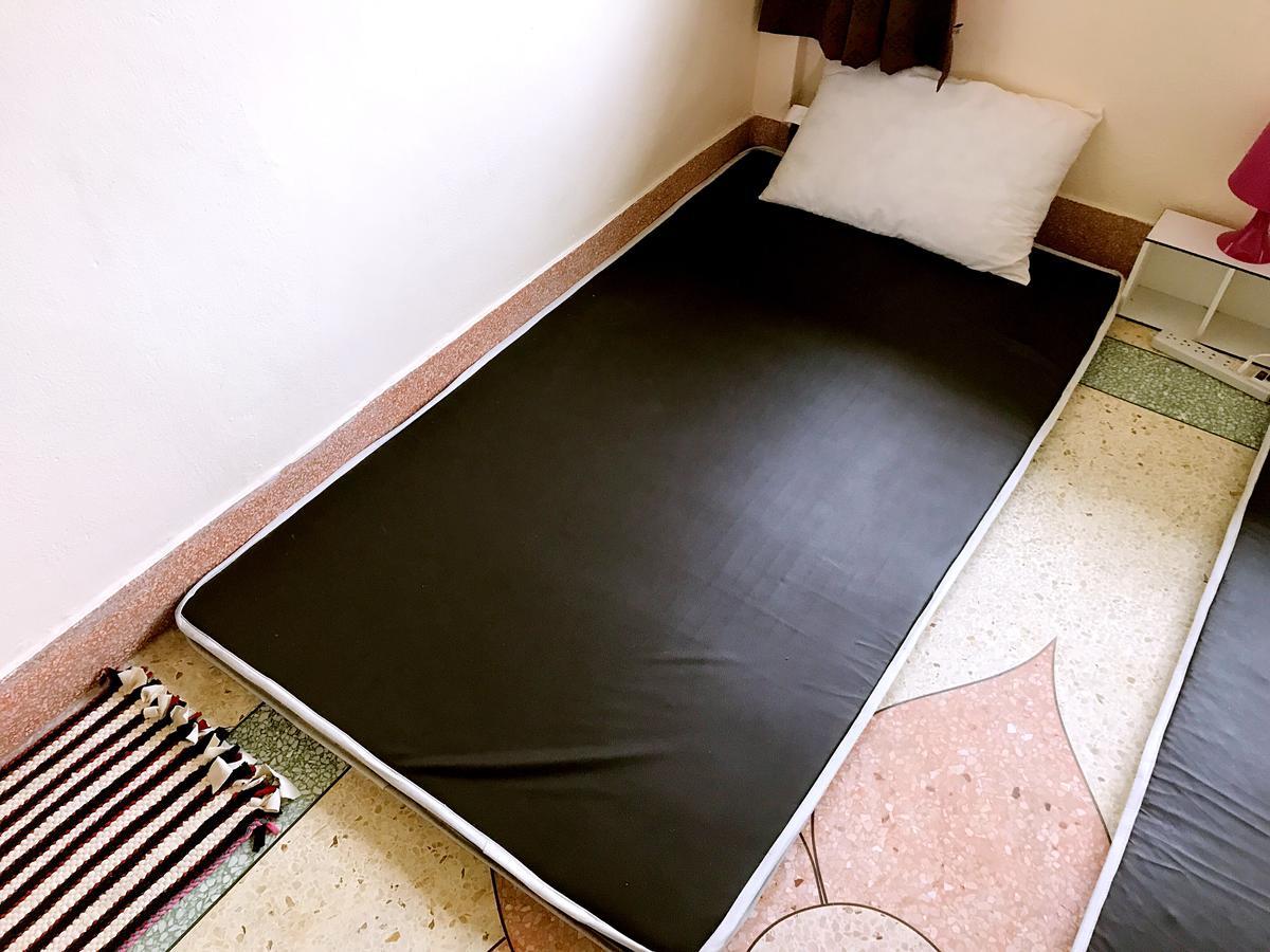 Small Elephant Hostel Bangkok Extérieur photo